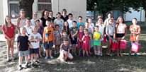A képen a következők lehetnek: 25 ember, álló emberek, gyermek és túra/szabadtéri