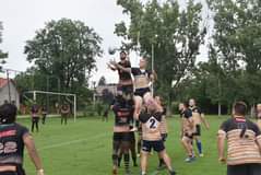 A képen a következők lehetnek: 3 ember, sportoló emberek, fa, fű, égbolt, rövidnadrág, túra/szabadtéri és természet