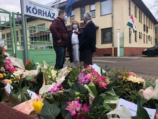 Lehet, hogy egy kép erről: 1 személy, virág és szabadtéri