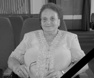 Lehet, hogy egy fekete-fehér kép erről: 1 személy és belső tér