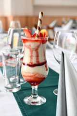 Lehet, hogy egy kép erről: eper és ital