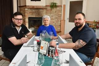 Lehet, hogy egy kép erről: 3 ember és belső tér