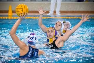 Lehet, hogy egy kép erről: 3 ember, sportoló emberek, belső tér és medence